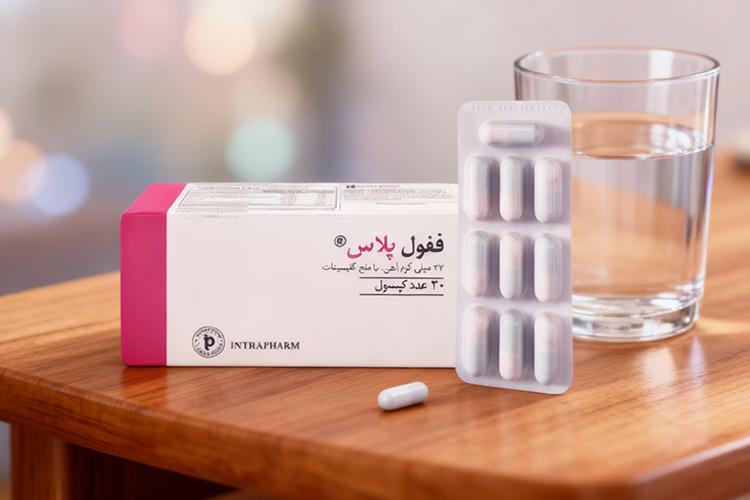 کپسول ففول پلاس همراه با لیوان آب برای مصرف